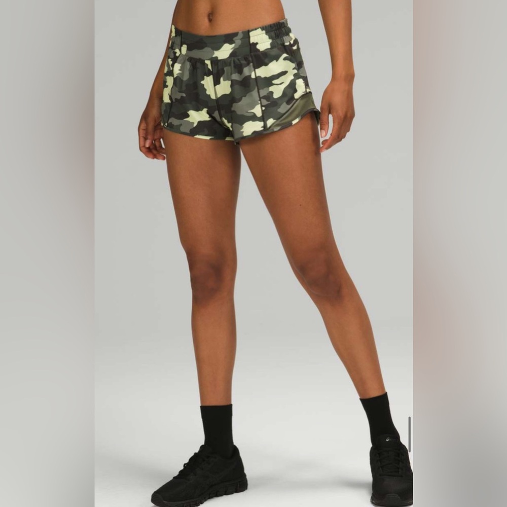 Lululemon Hotty Hot Low-Rise Short 2.5", Heritage 365 Camo Crispin, Size 10 Tall